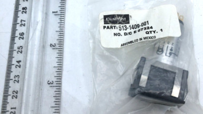 Dialight Push Button Switch Light Base 513-1409-001 NIP