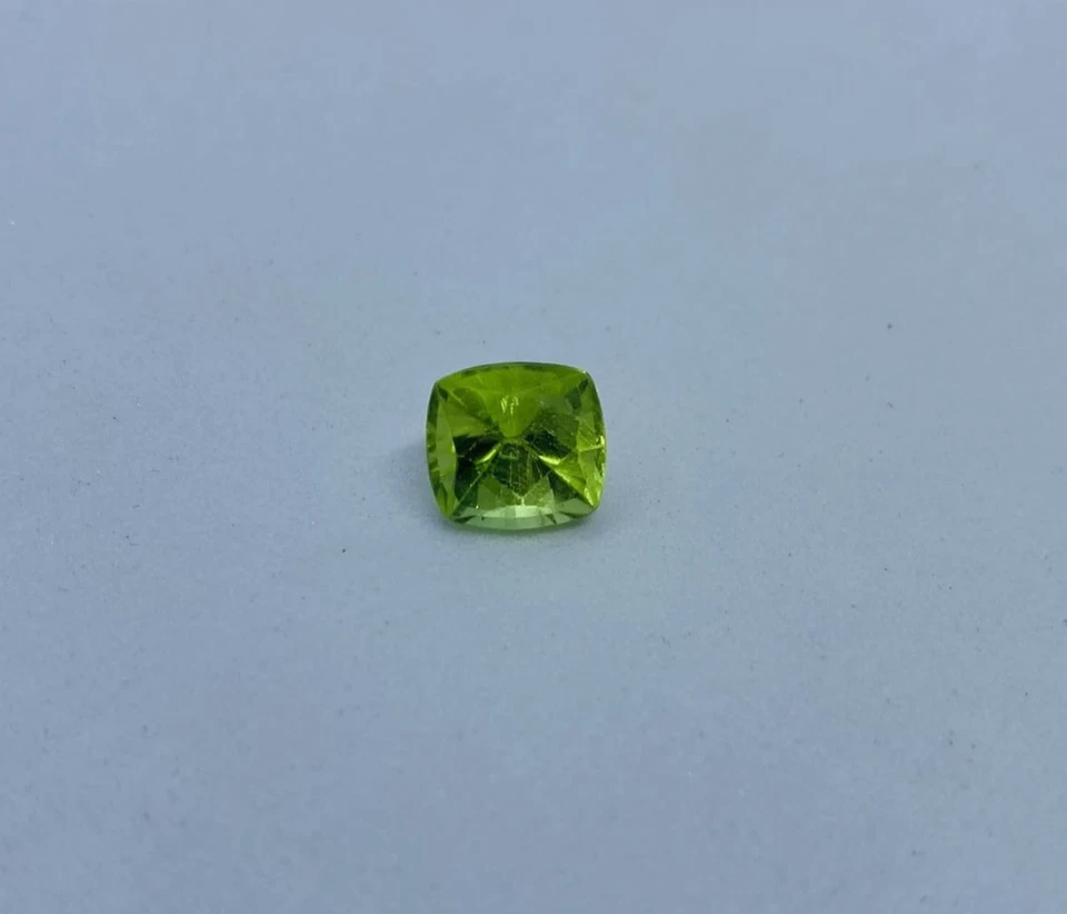 Cojín de piedras preciosas sueltas facetadas de peridoto verde natural forma 10x9x7 mm 7,70 quilates Foto 4 de 4