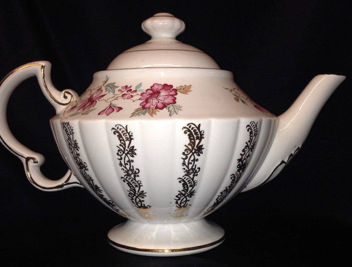 WOOD & SONS MARLBORO TEAPOT & LID 42 OZ GOLD TRIM ELLGREAVE PINK