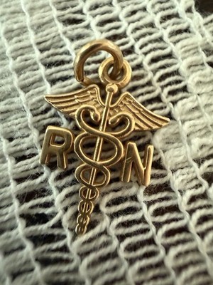 Schöner 14k massiver Gold RN registrierte Krankenschwester Charm Anhänger