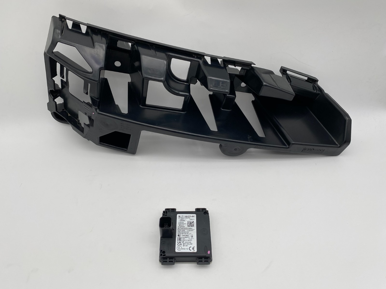 2024-2025 FORD MUSTANG GT LH REAR BUMPER BLIND SPOT SENSOR BRACKET PR3B-17D961-A