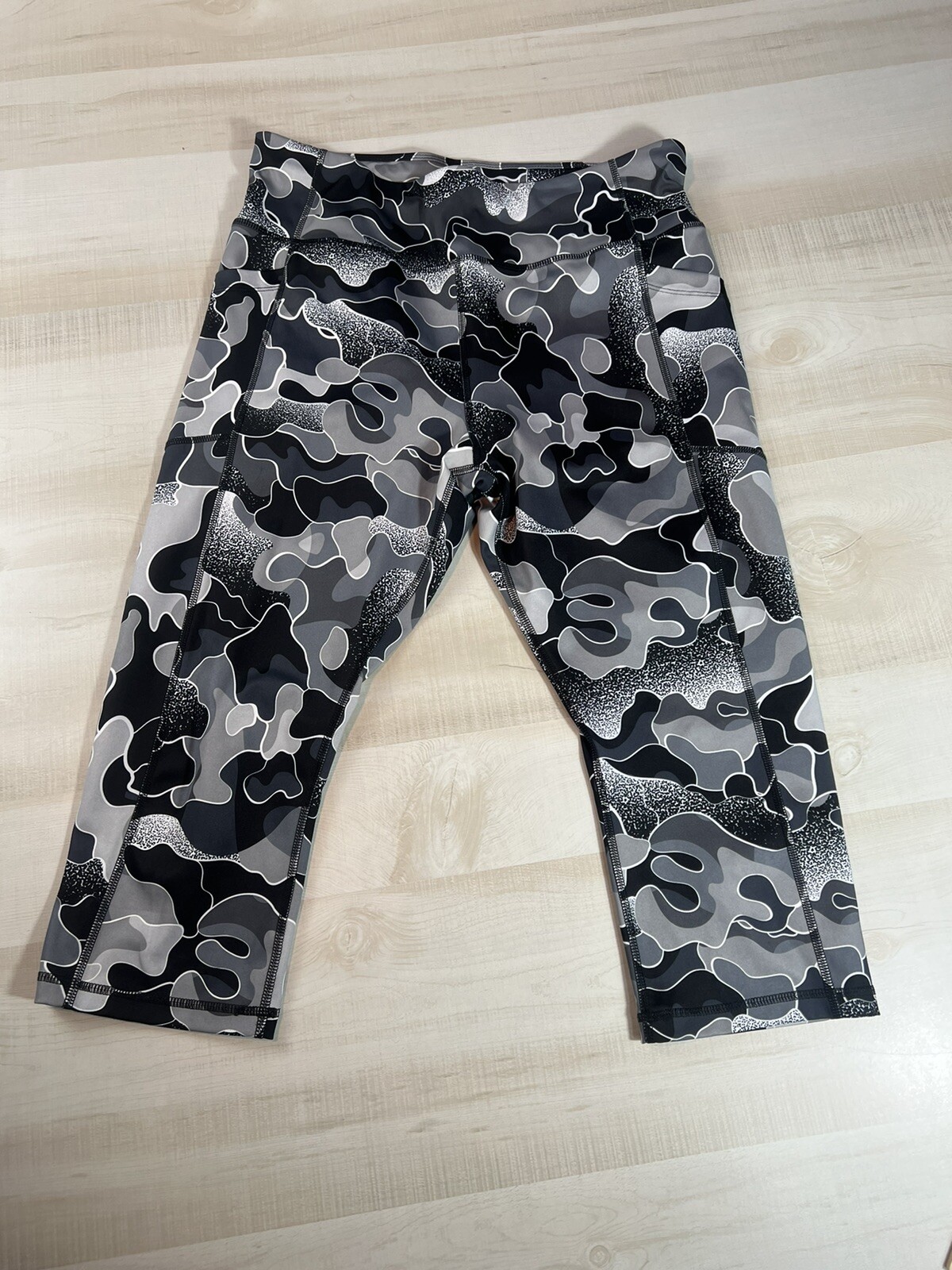 Avia Black And Gray Camo Cropped Leggings Womens Size XL Pockets | eBay