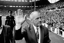 Football Bill Shankly Acknowledges The Crowd 1973 OLD PHOTO