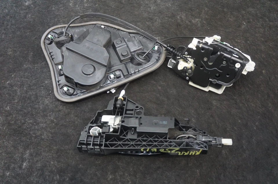 Manija del actuador de la cerradura del pestillo de la puerta trasera derecha negra OEM 4G8839004 Audi RS7 2014-17 Foto 4 de 4