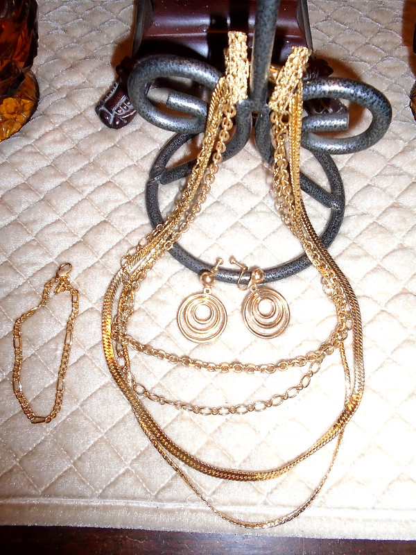 VINTAGE PRETTY GOLDTONE THREE-CHAIN LAYERED NECKLACE/BRACELET/EARRINGS SET