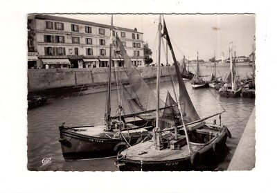 AK Ansichtskarte Honfleur / Le Port et l´Hotel du Cheval Blanc / Frankreich