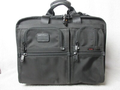 Tumi Rollkoffer schwarz: 44 cm x 24 cm x 34 cm. Stabil, hat Trennwände & viele Taschen