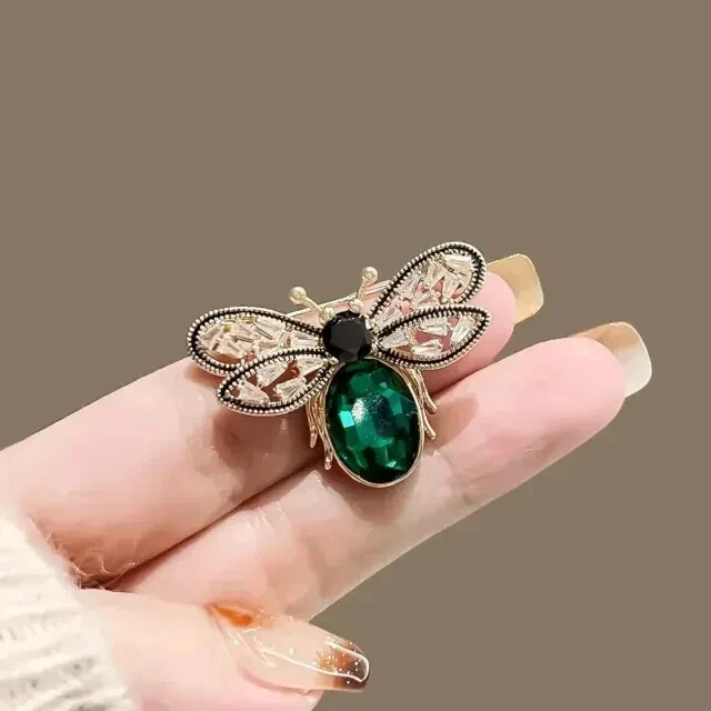 Broche prendedor de abeja miel esmeralda verde simulado corte ovalado de 2 quilates enchapado en oro amarillo de 14 k Foto 3 de 4
