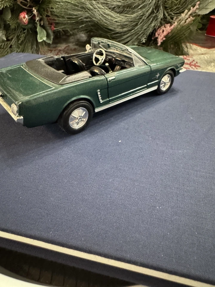 Ford Mustang 1965 convertible, turquesa 1:24 caja blanca WB 124119 turquesa Foto 4 de 4