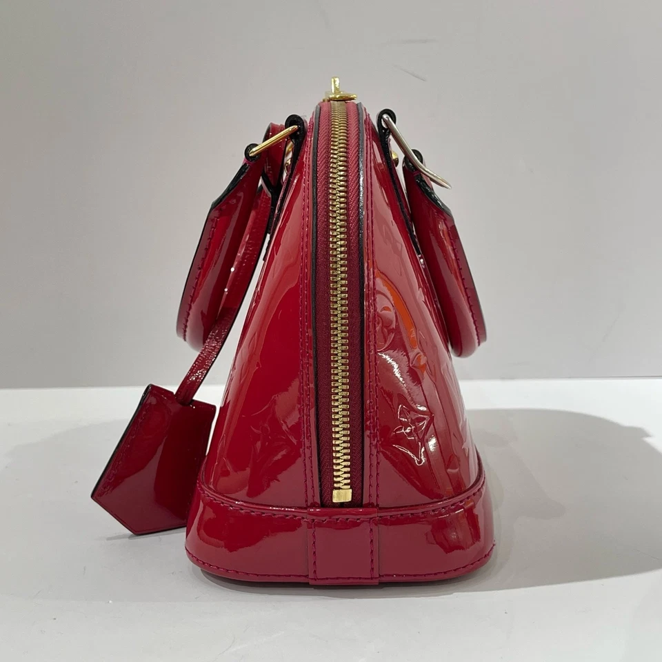 Bandolera Louis Vuitton BB charol cuero rojo dorado herrajes asa superior Foto 3 de 4