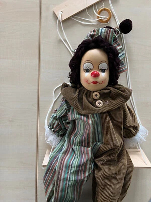 Clown Harlekin ca. 60 cm auf der Schaukel sitzend - Bild 1 von 4