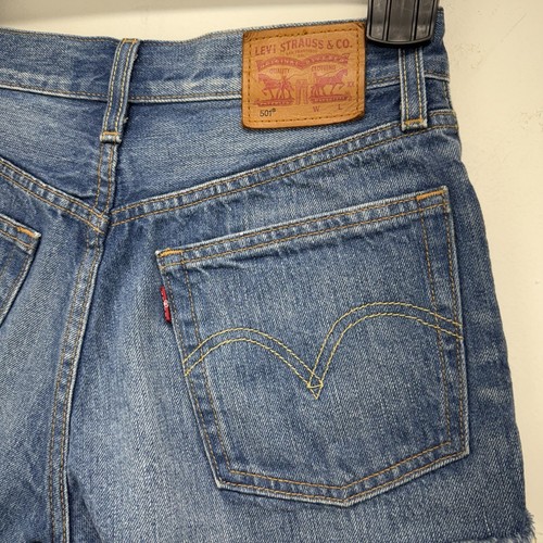 Levi’s 501 size 25 Women’s Blue Distressed Denim Raw Hem Cutoff Jean Shorts - Picture 5 of 7