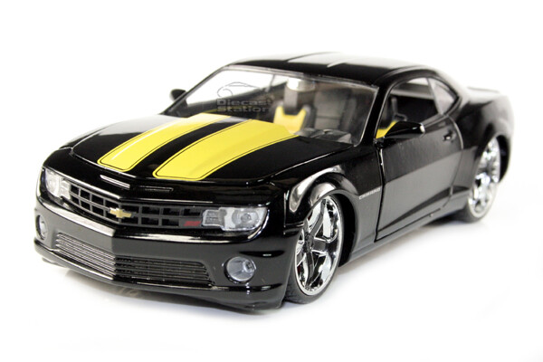 2010 CHEVY CAMARO SS DIE CAST BLACK WITH YELLOW STRIPES 1/24 NEW