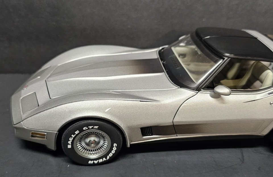 AUTO ART 1982 CHEVROLET CORVETTE 1/18 DIECAST Silver + Black Collector Edition - Image 4 of 4