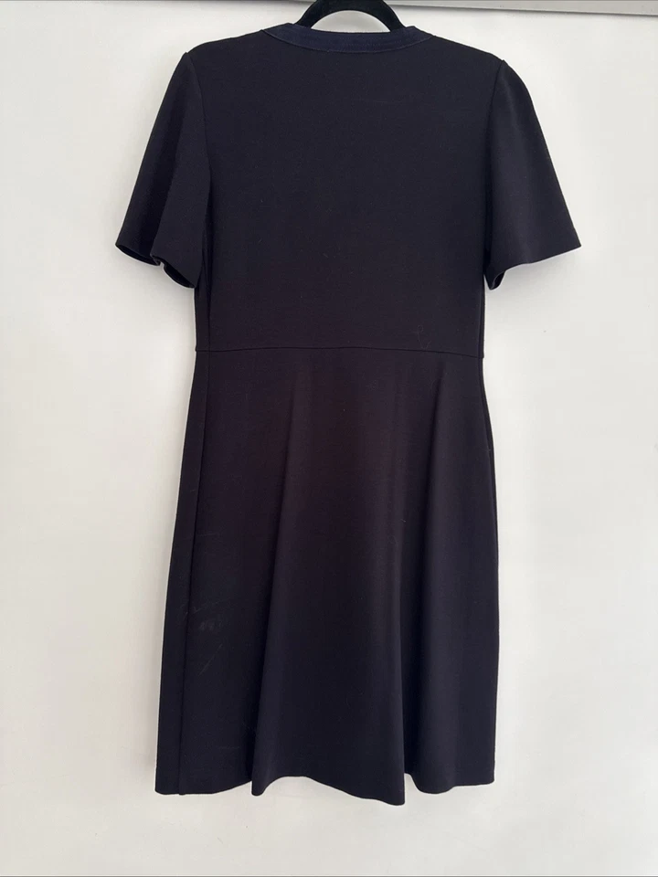 Vestido Tory Burch. Vestido negro con gamuza azul marino alrededor del escote. talla Sm. Foto 2 de 2
