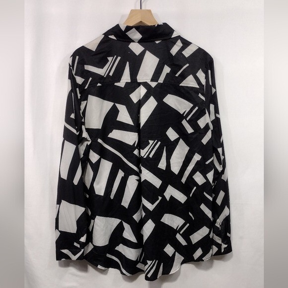 PrettyLittleThing Geometric Contracting Button Sh… - image 4