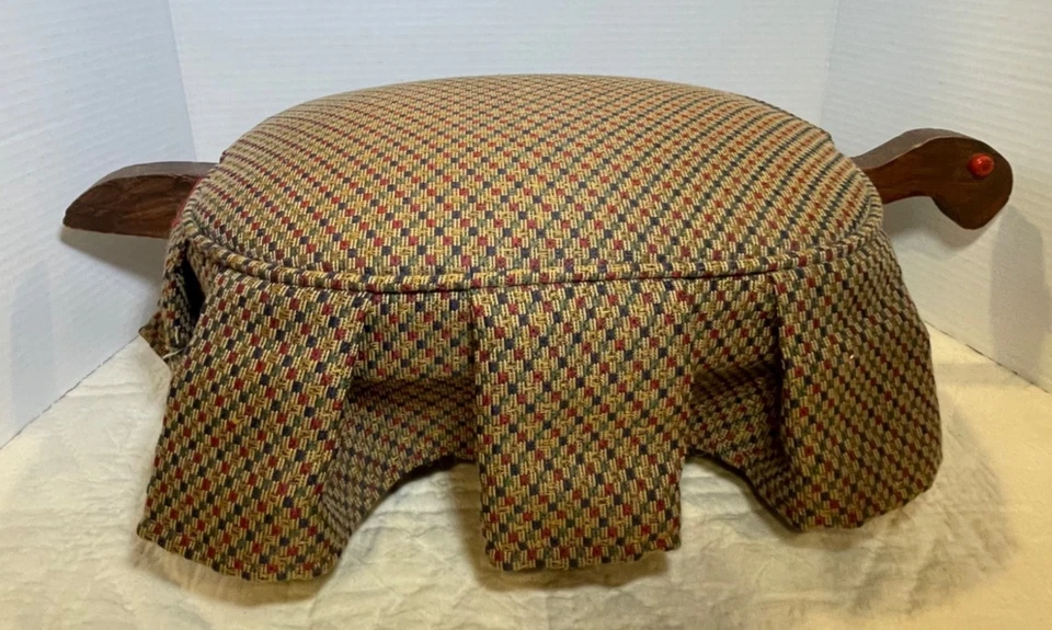 Reposapiés de tortuga de madera vintage con cojín tapizado multicolor y diseño con falda Foto 3 de 4