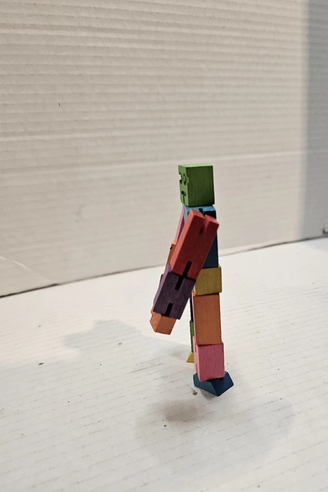 Robot rompecabezas cubo madera multicolor Cubebot Areaware de David Weeks Studio Foto 2 de 4