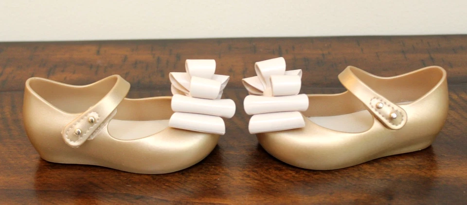 NUEVO Mini Melissa ZAPATOS CON LAZO DORADO Niñas 6 Vacaciones Mary Jane Jellies Niño pequeño Foto 4 de 4