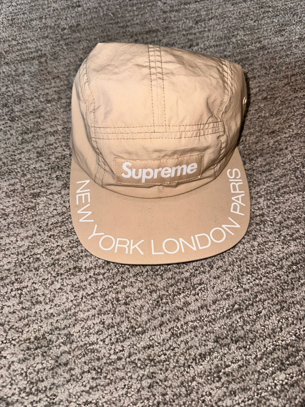 Casquette chapeau de camp à bretelles 5 panneaux logo Supreme Tan Box New York London Paris États Unis