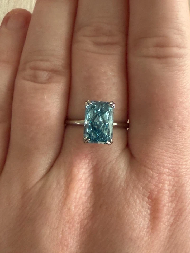 Elegante conjunto solitario de diamantes creado en laboratorio azul vivo de 3 quilates en platino Foto 4 de 4