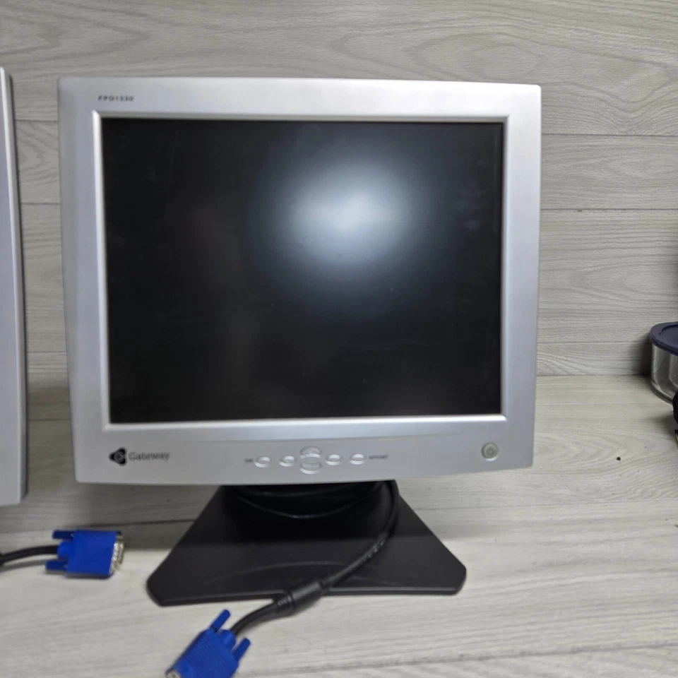 *TWO* Gateway - FPD1530 - 15" - LCD Gray Black Computer Screen Monitor w/Stand - Image 3 of 4