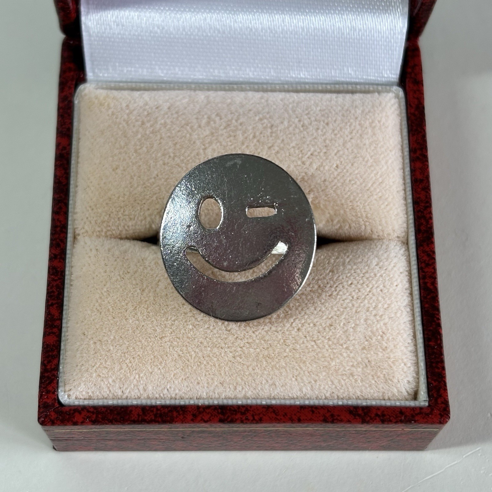 Anillo estilo años 70 guiñando cara sonriente tono plata talla O 1/2 Happy Emoji retro
