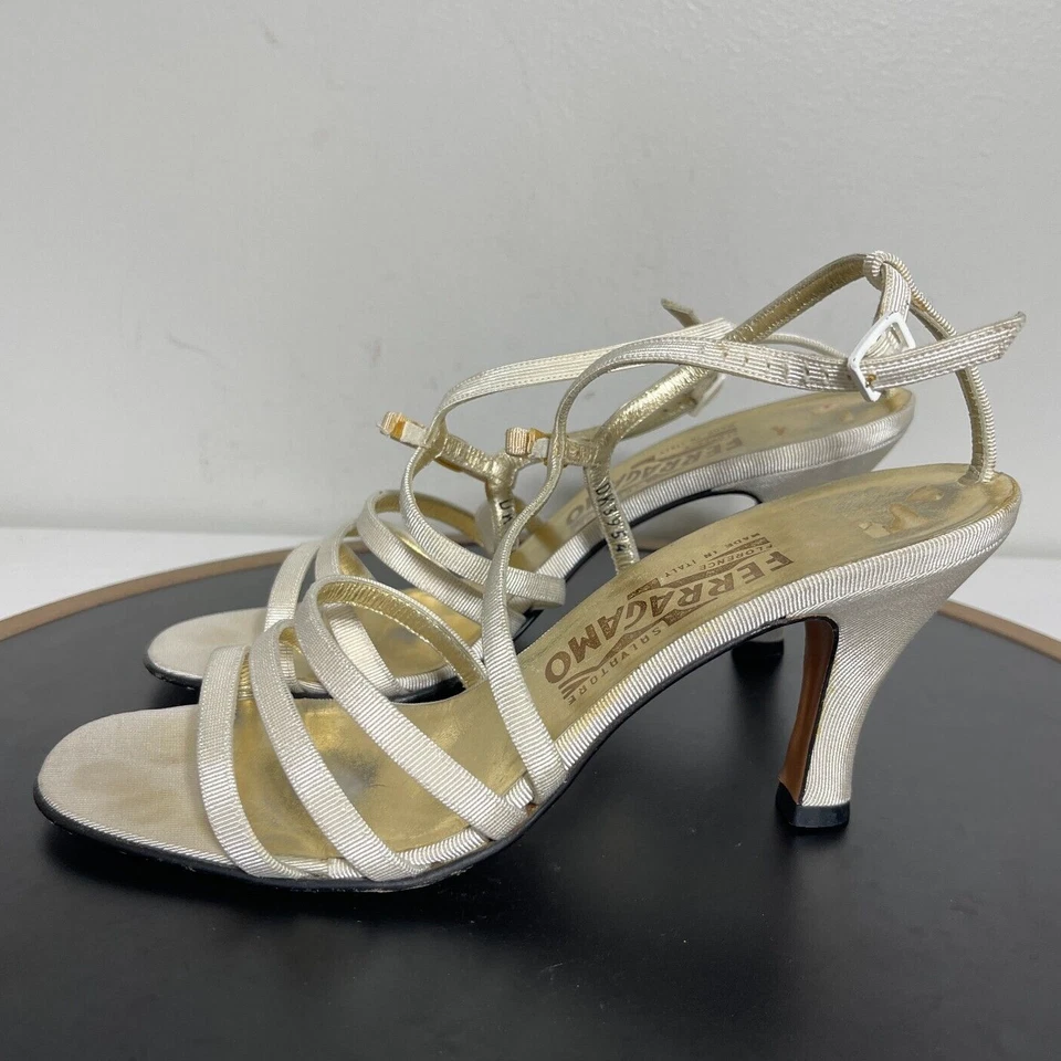 Sandalias Salvatore Ferragamo con tiras para mujer 7,5 dorado moño acento tacón alto Italia Foto 4 de 4