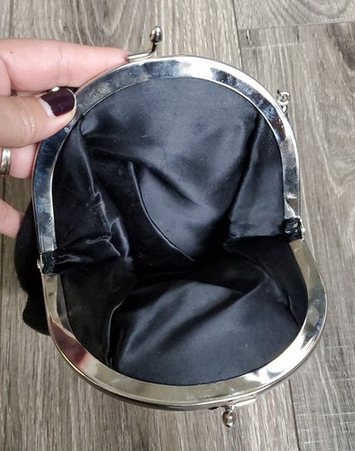 Bolso negro vintage con diseño plateado único. - Imagen 7 de 7