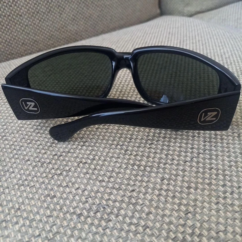 Gafas de sol cuadradas VONZIPPER VZ marco de plástico negro lentes grises hombres mujeres unisex Foto 2 de 4