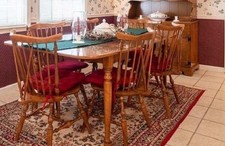ETHAN ALLEN HEIRLOOM NUTMEG DINING ROOM TABLE AND 6  CHAIRS