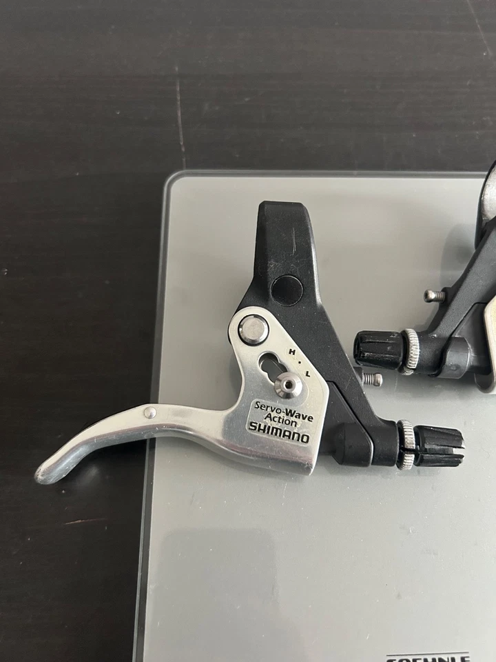 Conjunto de alavancas de freio Shimano BL-M600 (STX-LX) V esquerda e direita prata/preto - Imagem 2 de 4