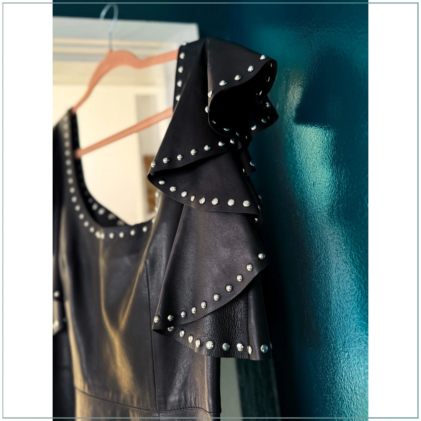 Abito midi Alexander McQueen $8990 bordo borchiato pelle di agnello con volant passerella