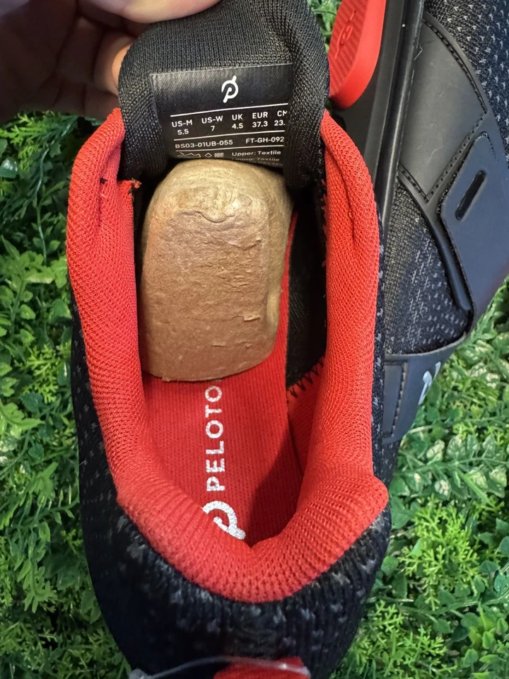 Zapatos de ciclismo unisex Peleton Altos para hombre 5,5 para mujer 7,0 negros y rojos Foto 2 de 4