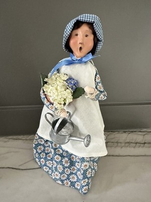 2004 Byers Choice Gardening Woman in a Daisy Dress, with Flowers & Watering Can