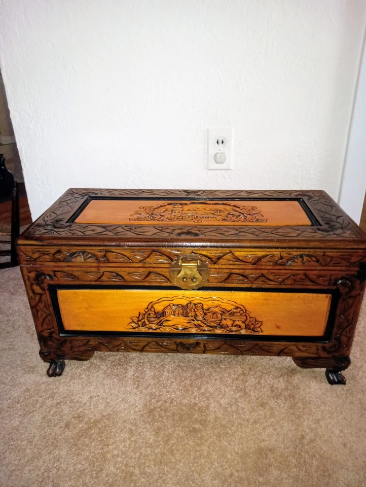 Cofre asiático vintage exquisitamente tallado a mano de madera de alcanfor dos tonos Foto 2 de 4