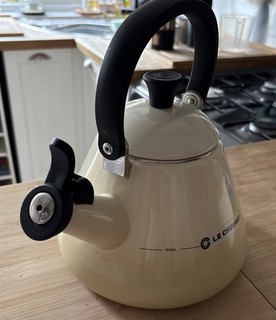 Le Creuset Kone 1.6L Stove Top Whistling Kettle Multi Tone Cream New