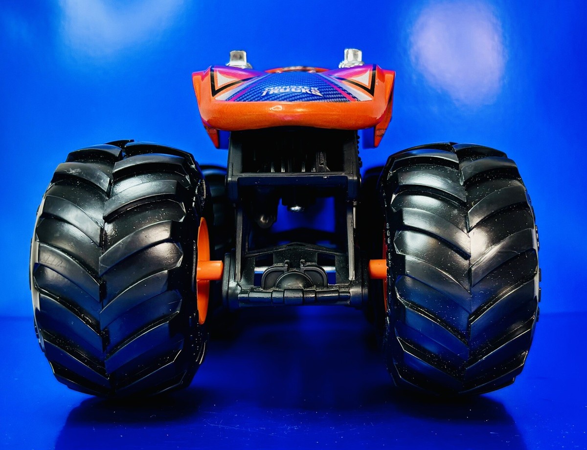 ホットウィール1/24 スケール　モンスタートラックス - ツインミル Amazon.com: Hot Wheels Monster Trucks Twin Mill die-cast 1
