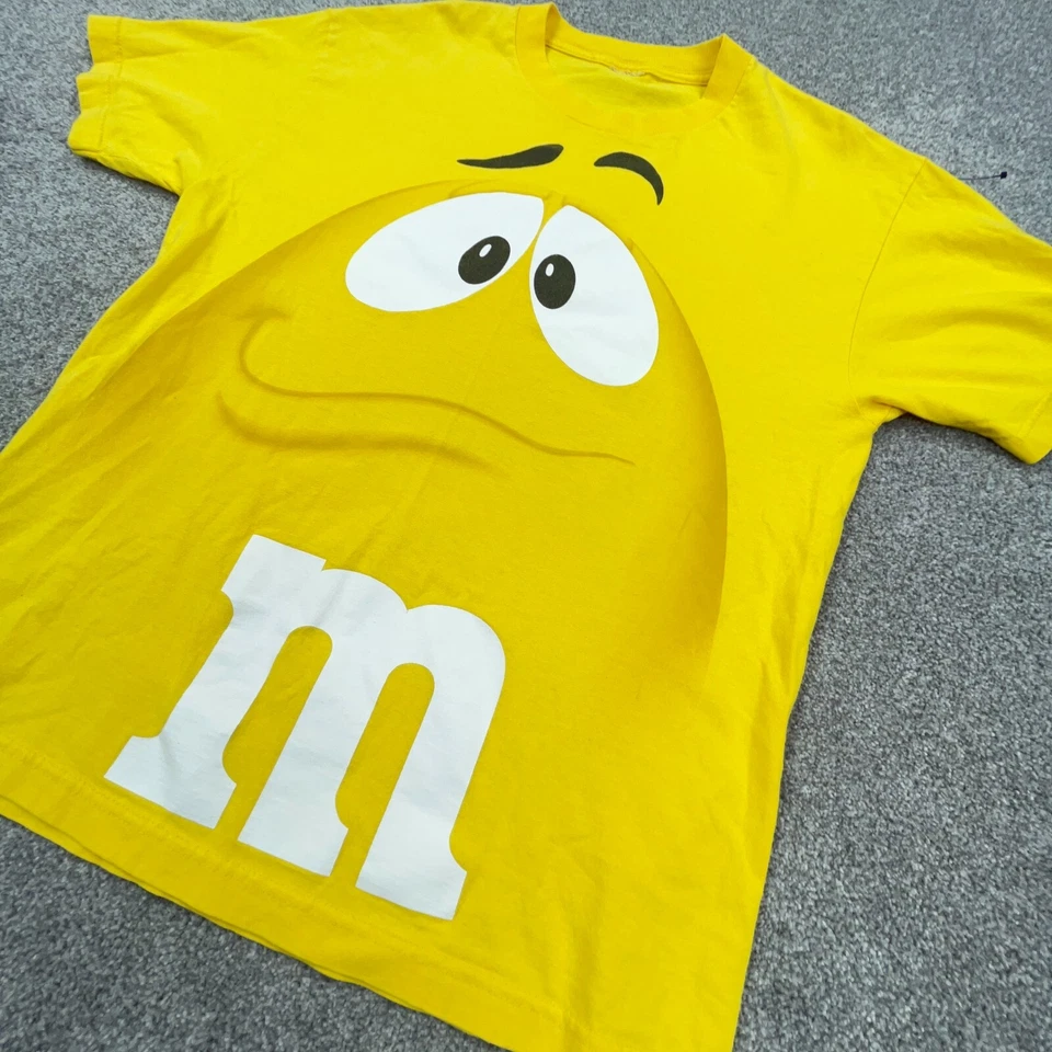Camisa masculina vintage M&Ms grande amarela estampa por toda parte logotipo grande chocolate doce - Imagem 2 de 4