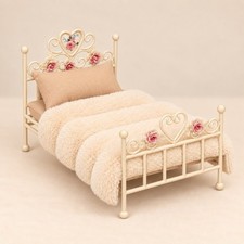 Cream Rose & Heart Doll&rsquo;s House Bed with Fluffy Bedding | 1:12 Scale