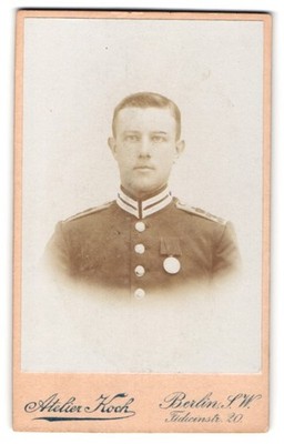 Fotografie Atelier Koch, Berlin, Fidicinstr, 20, Garde-Gefreiter in Uniform mit 