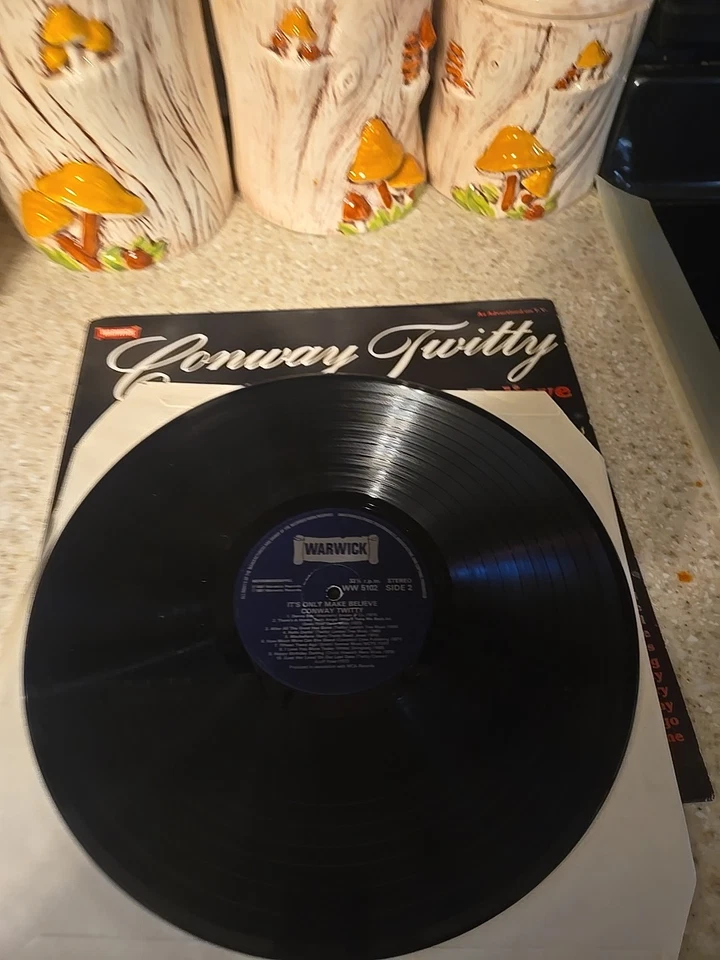 12" Vinyl LP Record Conway Twitty It's Only Make Believe 20 Great Songs WW 5102 - Image 3 of 3
