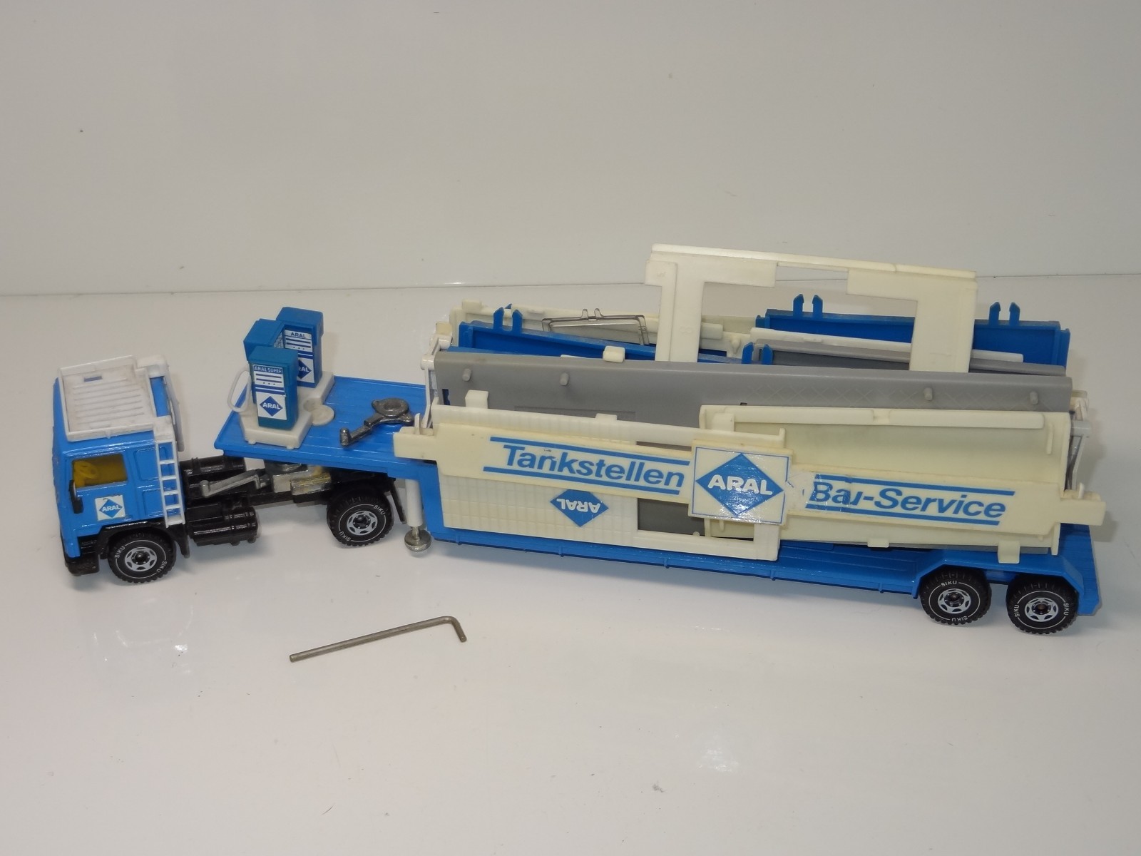 Siku V307 / 2232 HENSCHEL VOLVO LOW LOADER WITH ARAL GARAGE -  (412)