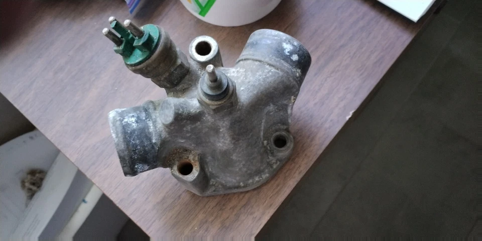 1172012630 CARCASA TERMOSTATO M116 M117 420SEL 560SEC 560SEL 560SL con transmisor de temperatura Foto 2 de 4