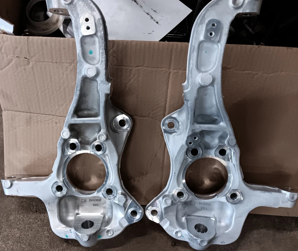 22-2024 GMC Sierra 1500 Steering Knuckle Set L&R Take Offs GM 84453668/84453669 - Image 2 of 4