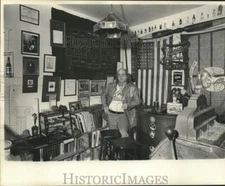 1977 Press Photo Ben Franklin look-a-like Michael Reese II in museum-like room