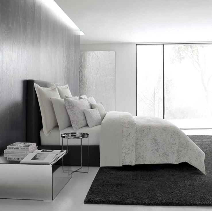 Almohada Floral Vera Wang Tuille 15" x 20" Gris Blanco Foto 3 de 4