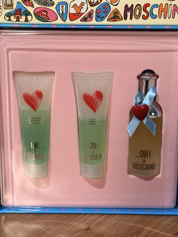 OH!DE MOSCHINO SET DE REGALO DE 3 PIEZAS 45 ML / 1,5 OZ.EDT Spray y 1,7 FL. OZ S/G y B/G Foto 2 de 4