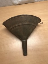 ancien entonnoir de garage en metal 