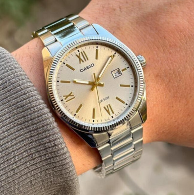 Casio MTP-1302DD-9A Beige Analog Römische Ziffern Edelstahl Quarz Herrenuhr